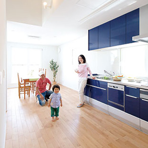 ２階リビングは、三方を住宅で囲まれているとは思えないほどの明るい空間。無垢のメイプルの床が素足に気持ち良く響く