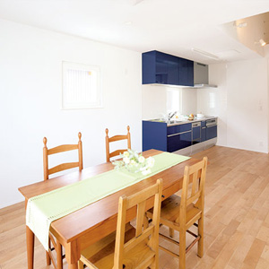 ４面採光の明るいLDK。無垢の木と漆喰壁のコントラストがやさしい雰囲気を演出