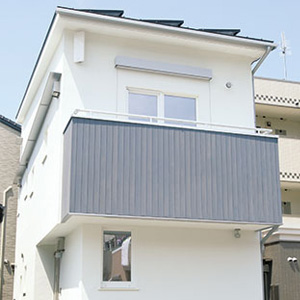 隣家がひしめく狭小地でも、建物の形や窓の大きさ、位置を考慮することで、ハンディを長所に変えることができる