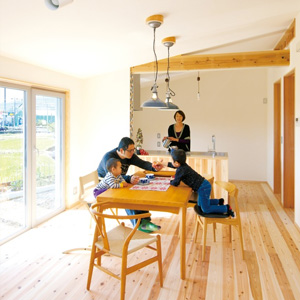 蓄熱・蓄冷性能を持つ無垢杉と、調湿性能を持つルナしっくいの自然素材に包まれたLDK。