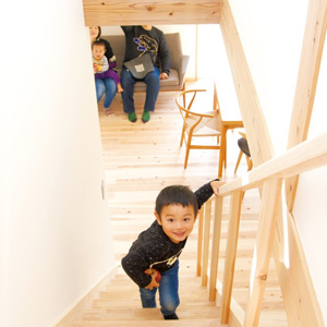 階段と手すりを造作。木のぬくもり感が子どもの感性を豊かに育んでくれそう