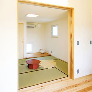 和室上の通気窓は2階の子ども部屋に通じ、暖かい空気と冷たい空気が自然に循環するのを助けてくれる