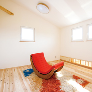 勾配天井の子ども部屋。通気窓は家族の雰囲気をさりげなく伝えてくれる役割も