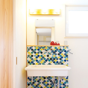 キッチンと色違いのタイルを使った、自社大工手づくりの造作洗面台