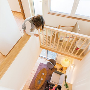 吹抜けを通して、1階と2階がつながり、常に家族のコミュニケーションがとれる。キャットウォークから自然の光がリビングに届くので、より明るくなる