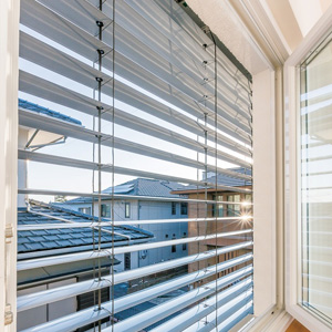 驚異的な断熱性と防音性を持つドイツ製トリプルガラス樹脂サッシを標準採用。タテ横に開閉できるので、お掃除もラクラク。
外部ブラインドはルーバーの幅が広いので、直射日光を遮りつつ、適度な光と風を室内に通します。強風時はセンサーで自動的に収納するので安心