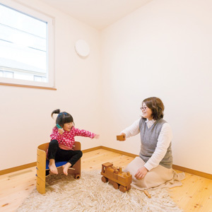 天然木の香りが気持ちいい子ども部屋。ヒノキの床は、ご主人が社長と一緒に浜松の材木屋まで足を運び、比較検討して選んだ。
エアコン1台で家中の温度が同じなので、年中薄着で過ごすことができる