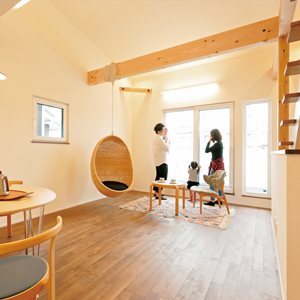 高性能住宅に光と風を計算したパッシブデザインが加われば、どんな条件の土地でも豊かに暮らせることをM邸が実証してくれた。<br>
プライバシーを守りつつ、明るさと風通しを確保した2階リビングは快適そのもの