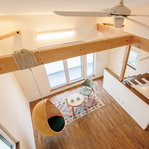 ロフトからリビングを見下ろす。<br>床は無垢のカバサクラ（塗装あり）