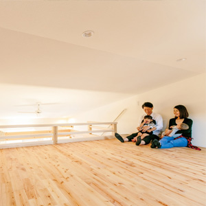 コンパクトな建物の最大の課題は「収納」。<br>
家族の衣類は1階のウォークインクローゼットに集約し、旦那さまの大切な本やレコードはロフトに収納することに。<br>
ディスプレイしつつ収納できる本棚を造作してもらい、憧れの書斎が実現✨<br>
天井高1,400mm以下で、固定資産税の対象にならないボーナス空間になった