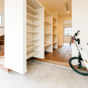 広い土間玄関から直接つながる大容量のウォークインクローゼット。<br>
主寝室、サニタリーへと続く便利な動線が奥さまの家事時間を短縮