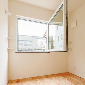 縦と横に開くドイツ製のユーロサッシは小雨を遮断し、風だけを通す。<br>
断熱、防音効果は日本製の比ではない※<br><br>
※現在は低燃費住宅限定国産サッシを採用しています