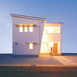 外壁はメンテナンスフリーなドイツ製の「アルセコ」。<br>
斜めの壁は内側に照明を取り付け、夜は違った表情を見せます。窓から入る直射日光を遮る長い庇にも注目