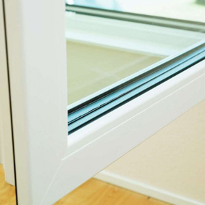 全窓トリプルガラスのユーロサッシが標準仕様。気密性能は日本メーカーとは比べ物にならないほど高い※<br>
※現在は低燃費住宅限定国産サッシを採用しています