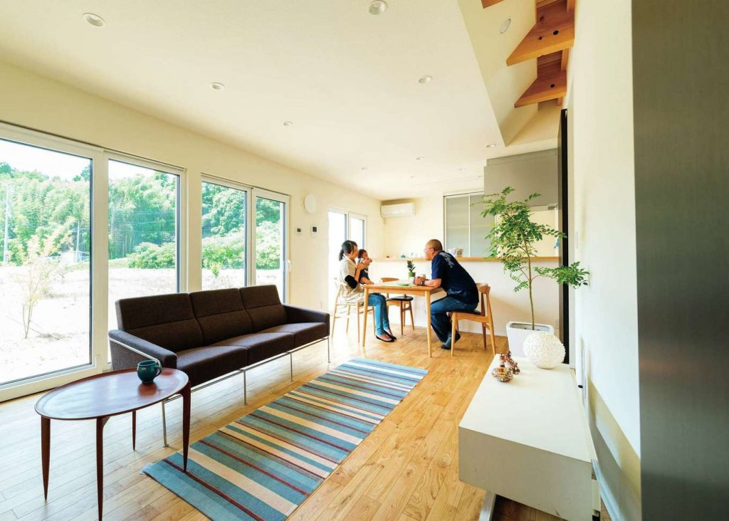 緑に映える、ツートンの家