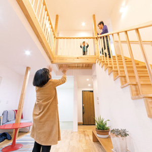 家のセンターコアに吹抜けとリビング階段を配置したコミュニケーションの取りやすい間取り