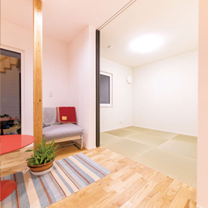 リビングと隣接した畳コーナー。<br>客間として使うのはもちろん、洗濯物をたたんだり、子どもを昼寝させるのにも便利