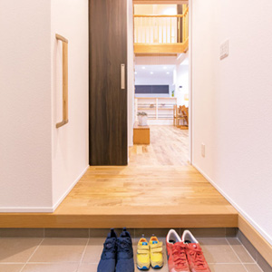 ゆったりとした玄関ホール。<br>ホタテ漆喰の塗り壁が不快な湿気や乾燥を軽減してくれる