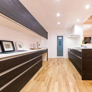 テレビを見ながら食事しないよう、リビングとゾーニングした9畳のダイニングキッチン。<br>
ロングスパンのカップボードもおしゃれで使いやすいものに