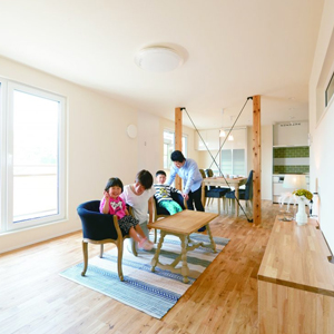  家族がいつも集まるLDKは18畳。標準仕様の無垢の床、漆喰の壁、24時間換気システムで室内の空気はいつもきれい。
太陽光発電なしで年間光熱費10万円以下、ローメンテナンスの長持ちする家は、初期費用こそ安くはないけれど、長いスパンで考えればお得！