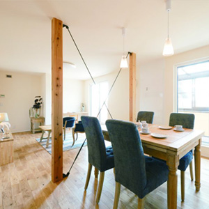 耐力壁だけを活かし、全面的にリノベーション。<br>窓の位置も変わり、より開放的な空間に。メタルブレースもおしゃれ