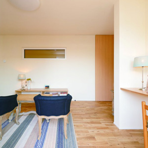 以前は階段側の壁に窓がなく、1階のフロアが暗かったため、リノベーションを機会に明かり取りのスリット窓を設置。<br>
1階まで光が届くようになり、両親も大満足