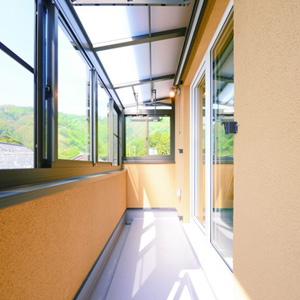 共働きの奥さまが天候を気にすることなく洗濯物を干せるよう、ベランダ部分にサンルームを増設