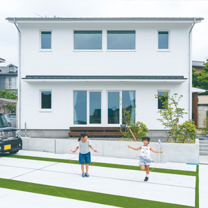  深い庇が夏の日射を遮り、冬はたっぷり光を届ける