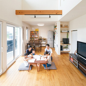 家族が自然に集まってくる高い吹抜けのLDK。<br>標準仕様の無垢の床、漆喰の塗り壁に包まれた空間に、きれいな空気がゆっくりと流れる