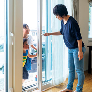 ペアガラスの5倍以上の断熱性能を持つトリプルガラスのユーロサッシ