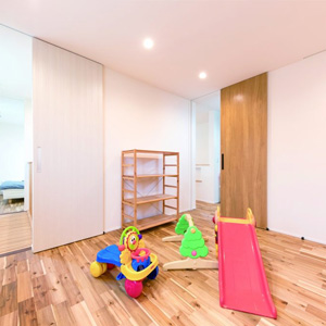 子ども部屋は成長に合わせて二間に分割可能。ここからキャットウォークを通って主寝室へとつながります。