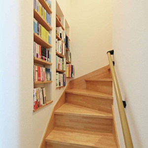 ロフトに上がる階段にニッチの本棚を造作。階段にちょっと腰かけて、ひととき本を読みふけるのも楽しいですね。